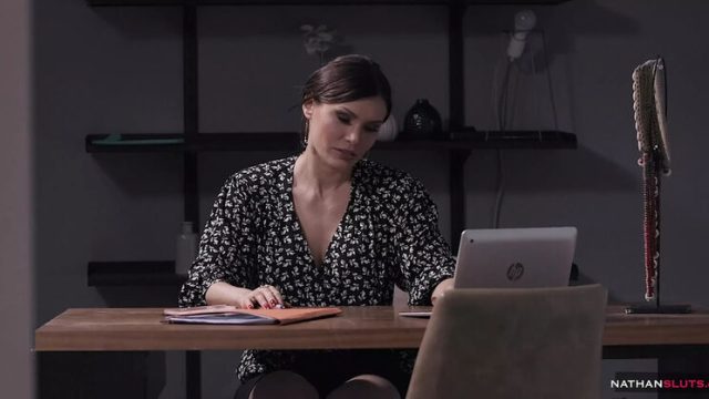 Yaramaz asyalı sekreter götten yiyince uslanıyor